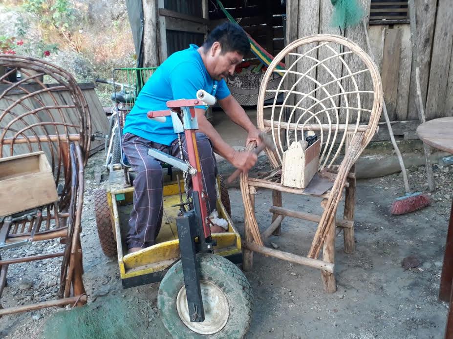 Miguel Pérez Santos, quien se moviliza en un vehículo de madera, fabrica muebles con bejuco bayal, en Poptún. (Foto Prensa Libre: Rigoberto Escobar)