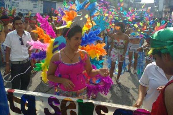 Una comparsa conformada por estudiantes participa en desfile de carnaval de este martes, en Mazatenango, Suchitepéquez. (Foto Prensa Libre: Danilo López) <br _mce_bogus="1"/>