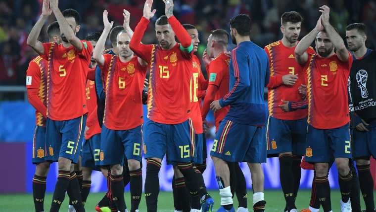 Los jugadores de la selección de España celebran al finalizar el partido contra Marruecos. (Foto Prensa Libre: AFP)