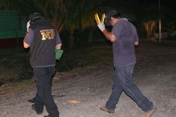 Fiscales del Ministerio Público recolectan evidencias en el lugar en donde ocurrió la balacera. (Foto Prensa Libre: Edwin Perdomo)<br _mce_bogus="1"/>