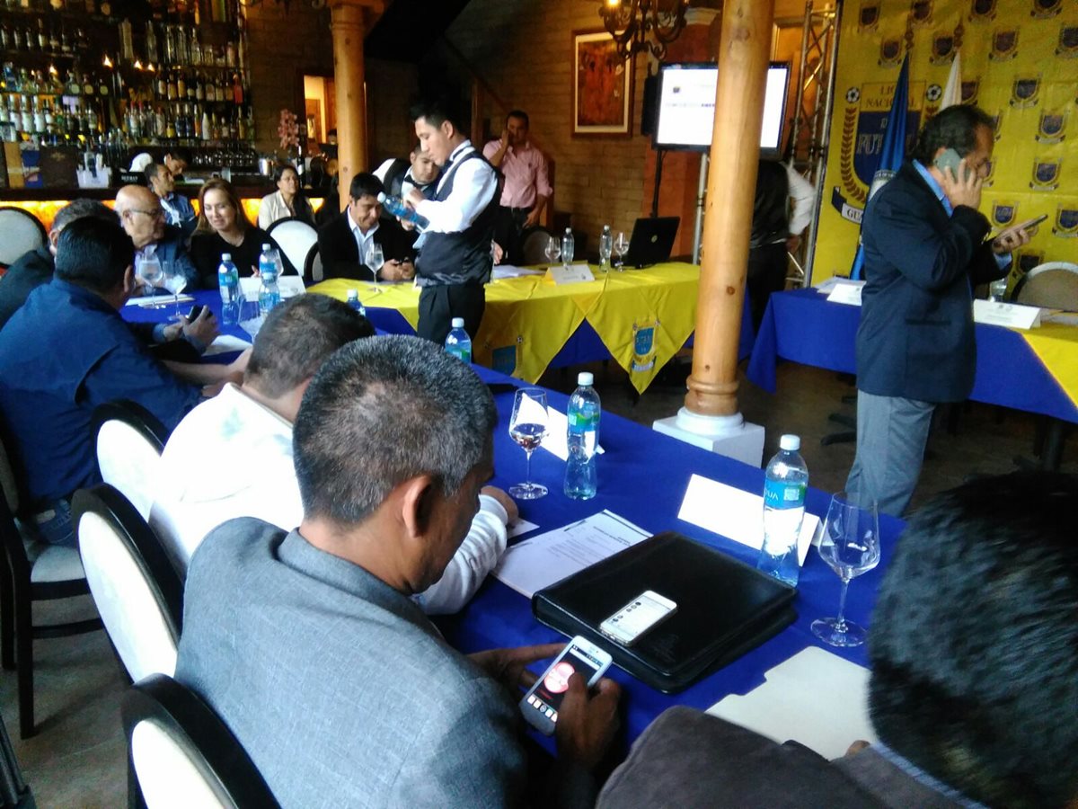 La Asamblea Extraordinaria se realizó en la zona 10. (Foto Prensa Libre: Carlos Vicente)