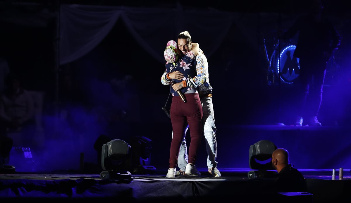 Maluma abraza a Daniela, una seguidora a la que invitó a subir al escenario. (Foto Prensa Libre: Pablo Juárez Andrino)