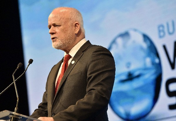 Peter Thomson, presidente de la Asamblea General e la ONU interviene en la inauguración. (Foto Prensa Libre: EFE)