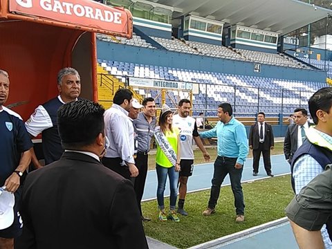 El alcalde de Mixco, Neto Bran, se toma una fotografía con Carlos Ruiz, mientras se desarrolla el partido amistoso entre la Bicolor y Mixco, en el estadio Mateo Flores (Foto Prensa Libre: Edwin Fajardo)