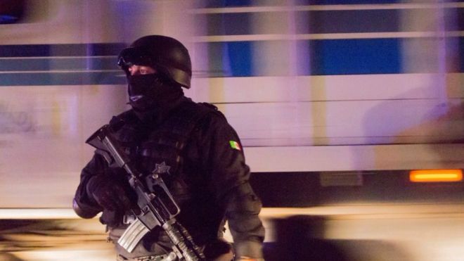 Policías vigilan una carretera en Puerto Vallarta, Jalisco. AFP