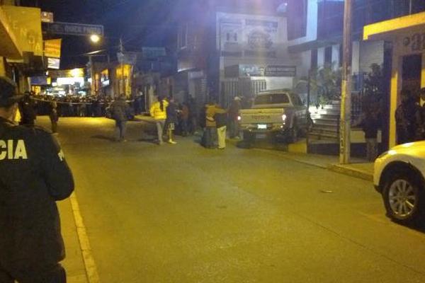 Agentes de PNC resguardan la escena del crimen. (Foto Prensa Libre: Hugo Oliva)<br _mce_bogus="1"/>