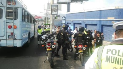 Un guardia de seguridad privada fue detenido por dispararle a otro automovilista por problemas de cortesía vial ( Foto Prensa Libre: PMT)