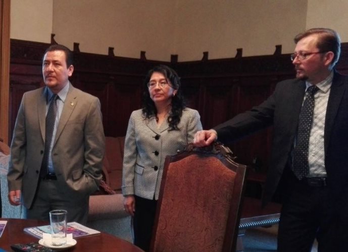 Secretario de Comunicación, Alfredo Brito, (i); subsecretaria, Luz Barrios, (c); vocero presidencial, Heinz Hiemann, (d). (Foto Prensa Libre: Guatevisión)