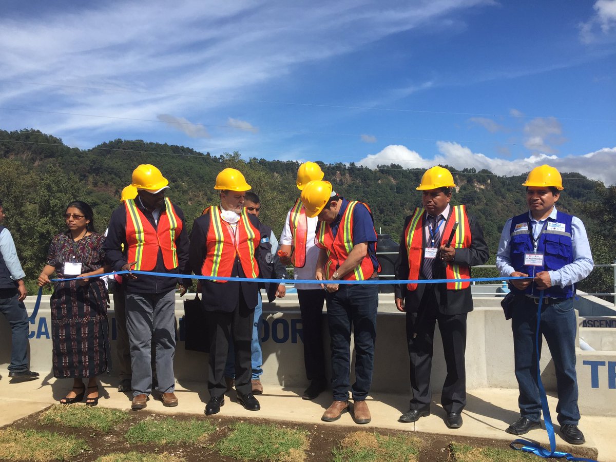 Presidente Jimmy Morales y autoridades del Ministro de Ambiente inauguran la plantan de tratamiento en San José Chacayá, Sololá. (Foto Prensa Libre: Ministerio de Ambiente)