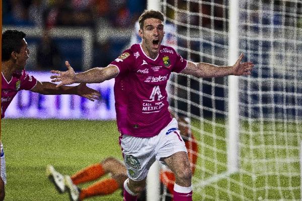 Mauro Boselli, de León, celebra el gol frente a Pachuca, que sirvió para igualar la serie, la cual ganaron y se coronaron campeones. (Foto Prensa Libre: AP)