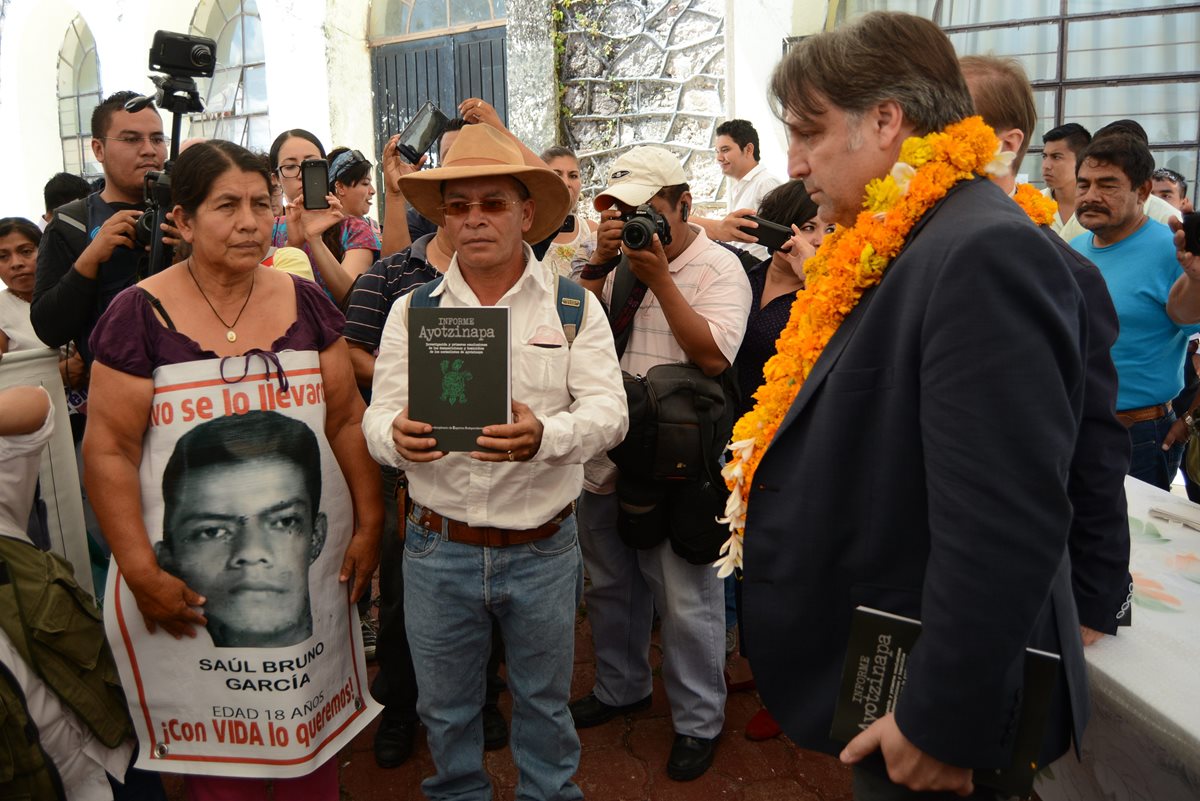Padres de los 43 estudiantes desaparecidos en un reciente acto público. (Foto Prensa Libre: EFE).