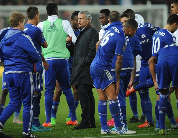 El técnico Jose Mourinho conversa con los jugadores del Chelsea, que quedaron eliminados de la Copa inglesa. (Foto Prensa Libre: AP)