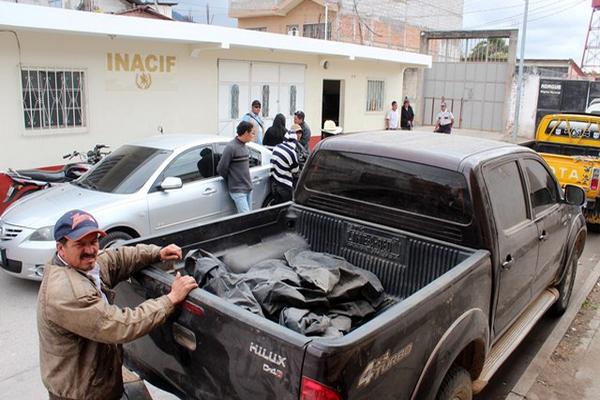 Cadáver de un desconocido, sin cabeza y sin un brazo, fue llevado al Inacif. (Foto Prensa Libre: Hugo Oliva)<br _mce_bogus="1"/>