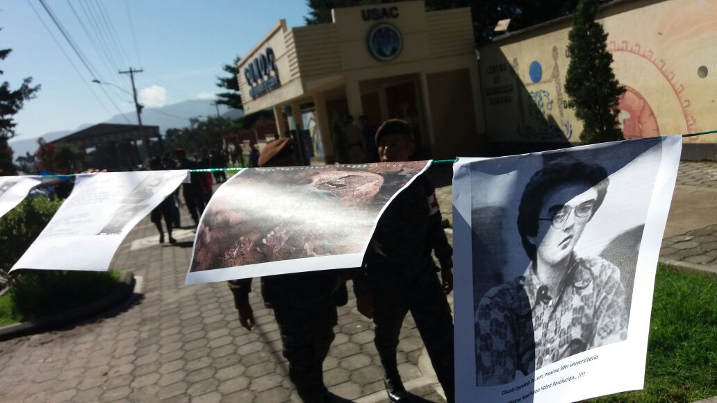 Pancartas con fotografías de víctimas del conflicto armado interno fueron colocadas por universitarios del Cunoc. (Foto Prensa Libre: María José Longo)