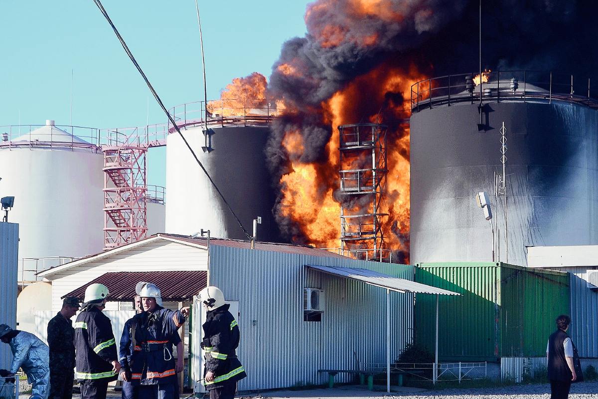 Los bomberos ucranianos trabajan para extinguir el incendio en Kryachki, suroeste de Kiev. Ucrania. (Foto Prensa Libre:AFP).