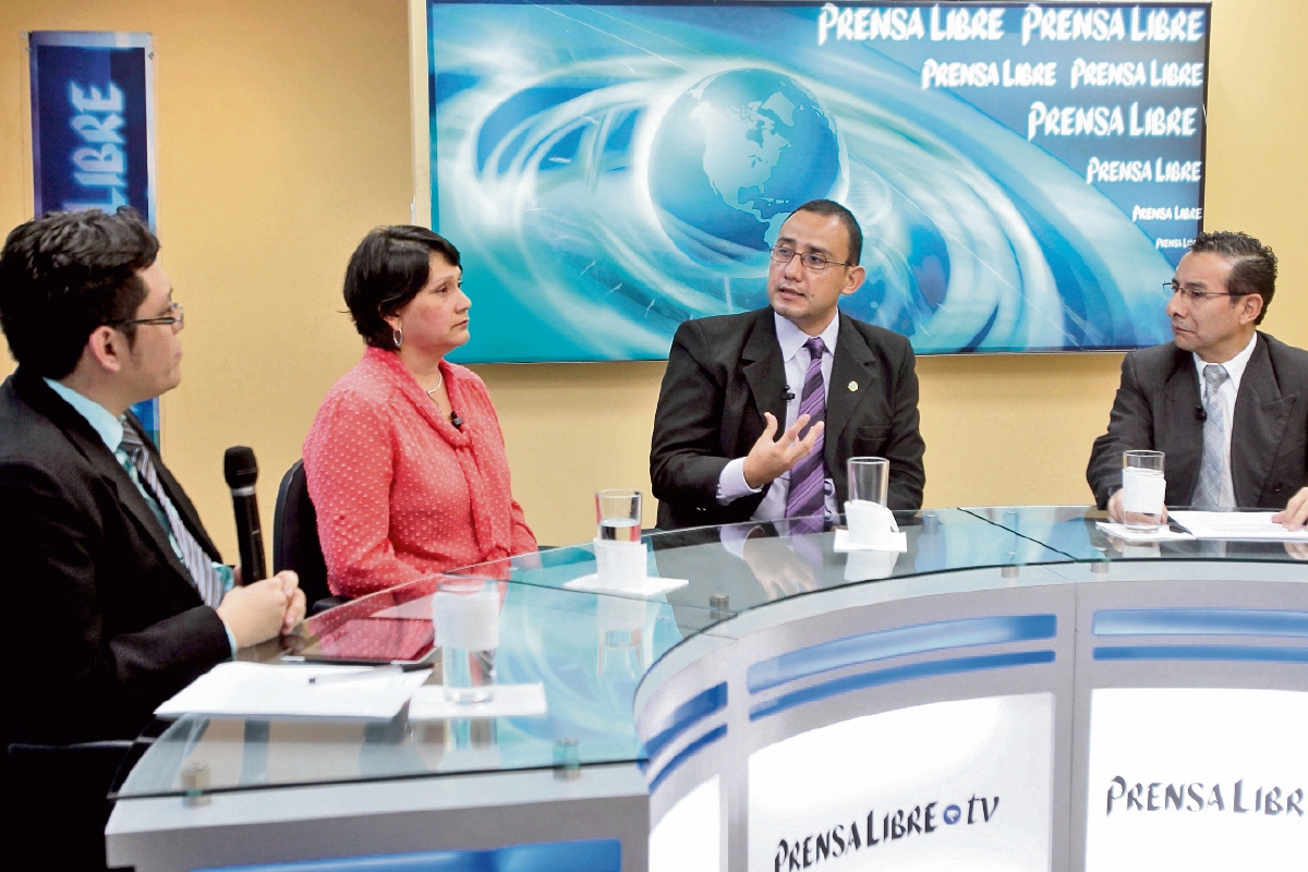 Los analistas Diana Fernández y Jair Dabroy —al centro— conversan con los periodistas José Manuel Patzán e Isaac Ramírez, en el programa Diálogo Libre.