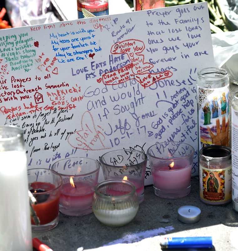 Cientos de visitantes en Las Vegas han rendido un homenaje a las víctimas de la balacera. (Foto Prensa Libre: AFP)