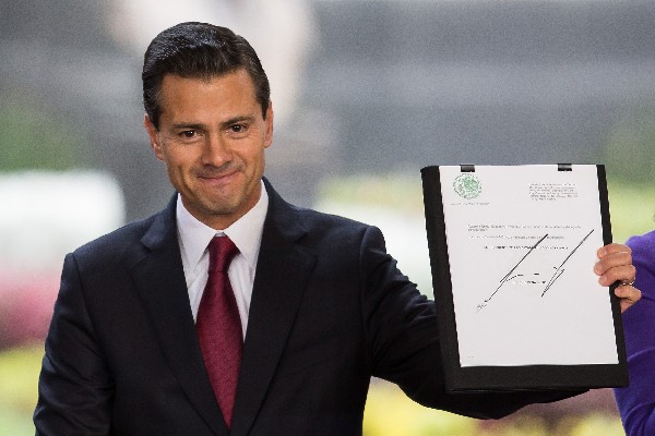 Enrique Peña Nieto muestra un decreto que solicita la autización de medicamentos elaborados con marihuana.(EFE).