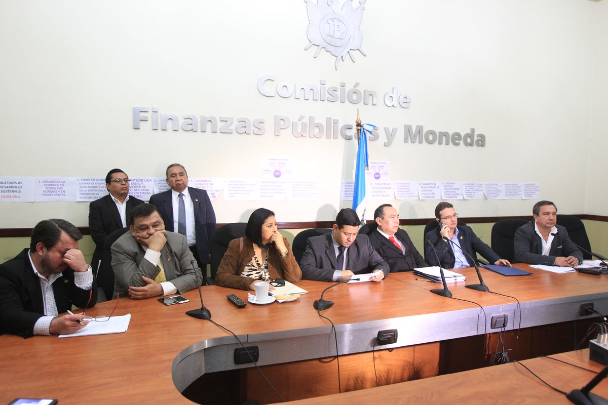 Diputados discuten el dictamen de Presupuesto previo a firmarlo. (Foto Prensa Libre: Esbin García)