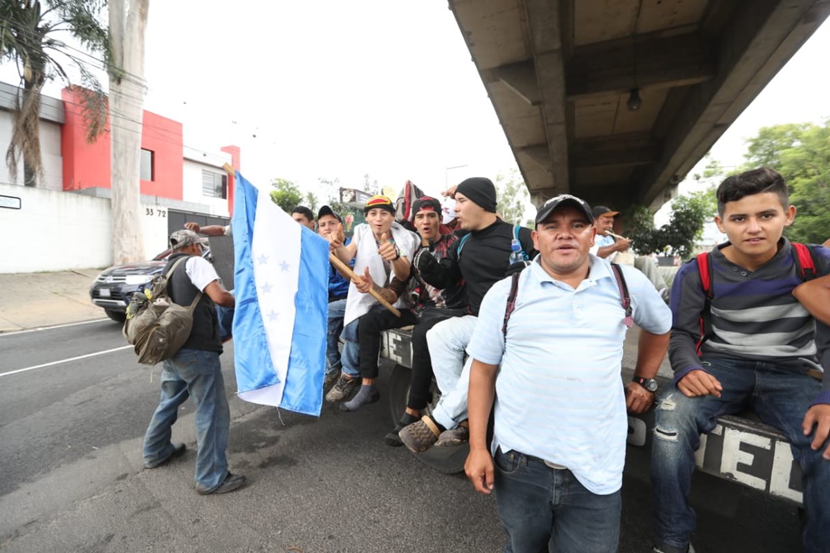 La solidaridad de los guatemaltecos ha ayudado a que los hondureños avancen. (Foto Prensa Libre: Óscar Rivas)
