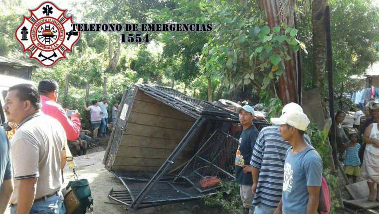 Picop donde viajaban los estadounidenses al momento del accidente en Zacapa. (Foto Prensa Libre: CBMD).