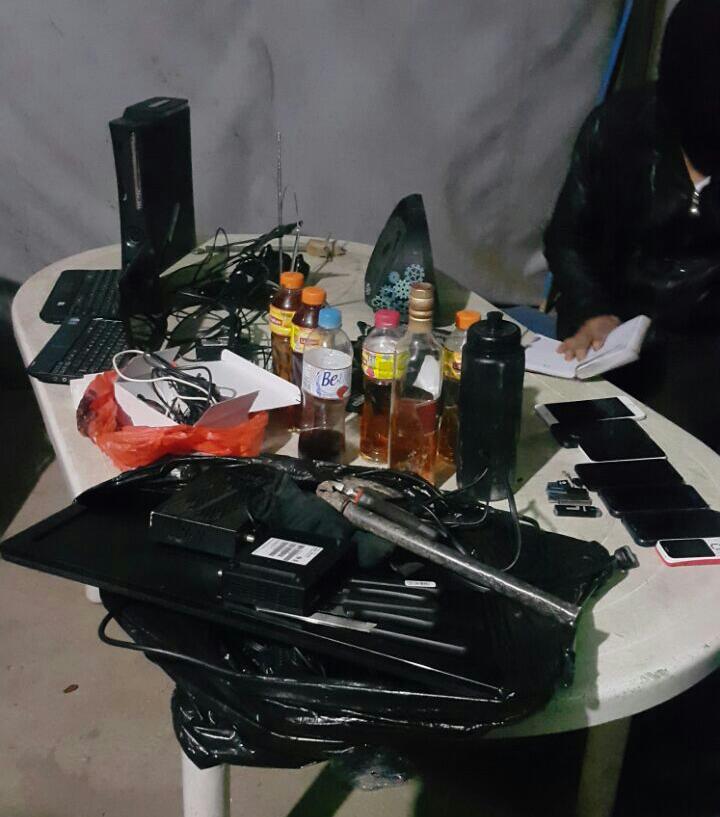 Ilícitos hallados durante requisa de esta madrugada. (Foto Prensa Libre: Sistema Penitenciario)