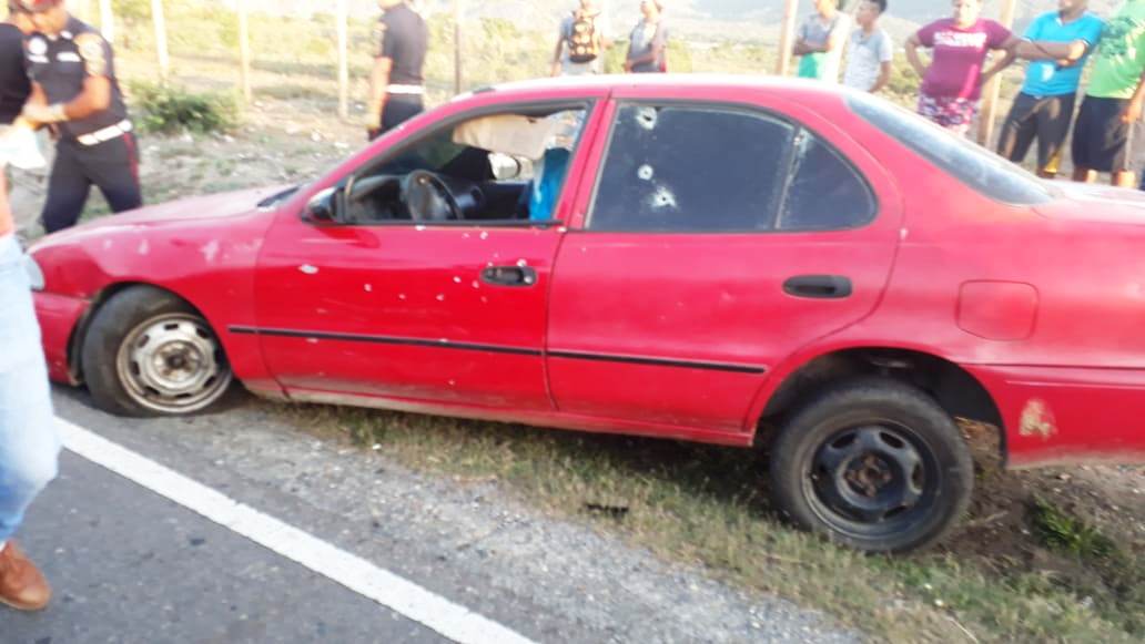 Las víctimas fueron ultimadas en un vehículo, en Teculután, Zacapa. (Foto Prensa Libre: Mario Morales)