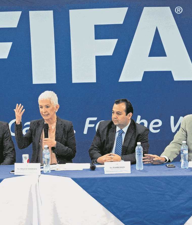 La comisión normalizadora de la Fedefut que encabezó Adela de Torrebiarte no informó a Fifa del partido frente a El Salvador. (Foto Prensa Libre: Hemerecoteca)