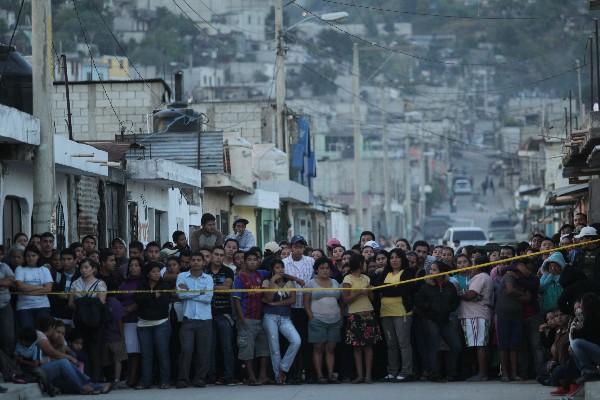 Imagen frecuente en el país:  muchos se reúnen después de un hecho de violencia (Foto Prensa Libre: Esbin García)