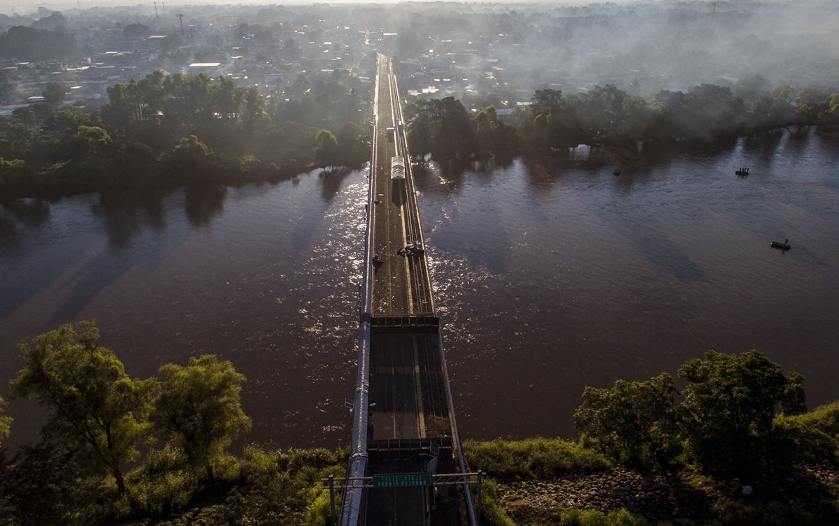 Autoridades mexicanas permitieron el paso de los migrantes hondureños que aún esperaban en el puente fronterizo con Guatemala, en su travesía hacia EE. UU. (Foto Prensa Libre: AFP)