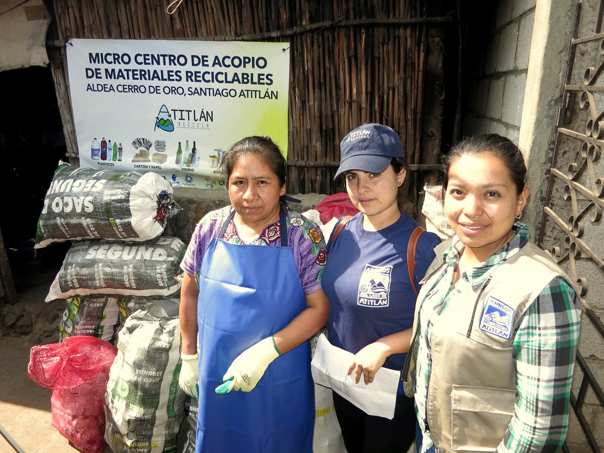 Algunas de las mujeres que impulsan los centros de acopio para reunir los desechos y evitar que lleguen al Lago de Atitlán. (Foto Prensa Libre: Cortesía Atitlán Recicla).