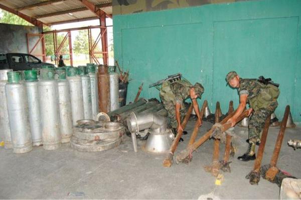 En uno de los narcolaboratorios fueron encontrados cilindros de gas y canteras. (Foto Prensa Libre)<br _mce_bogus="1"/>