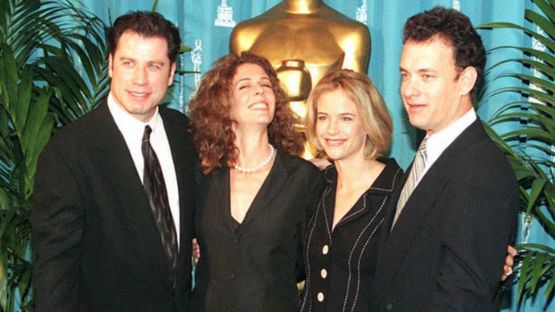 John Travolta y Tom Hanks posan junto a sus esposas Kelly Preston y Rita Wilson en 1995. GETTY IMAGES