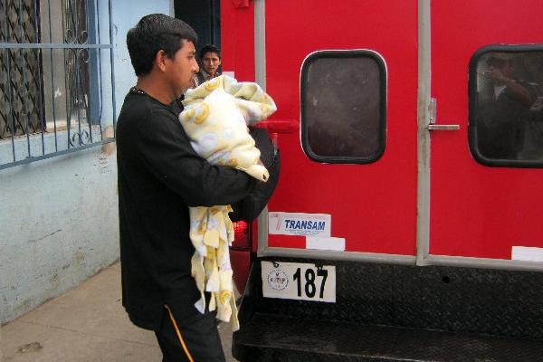 Un Bombero voluntario de Cobán traslada al hospital a  niña que fue hallada en un hotel.