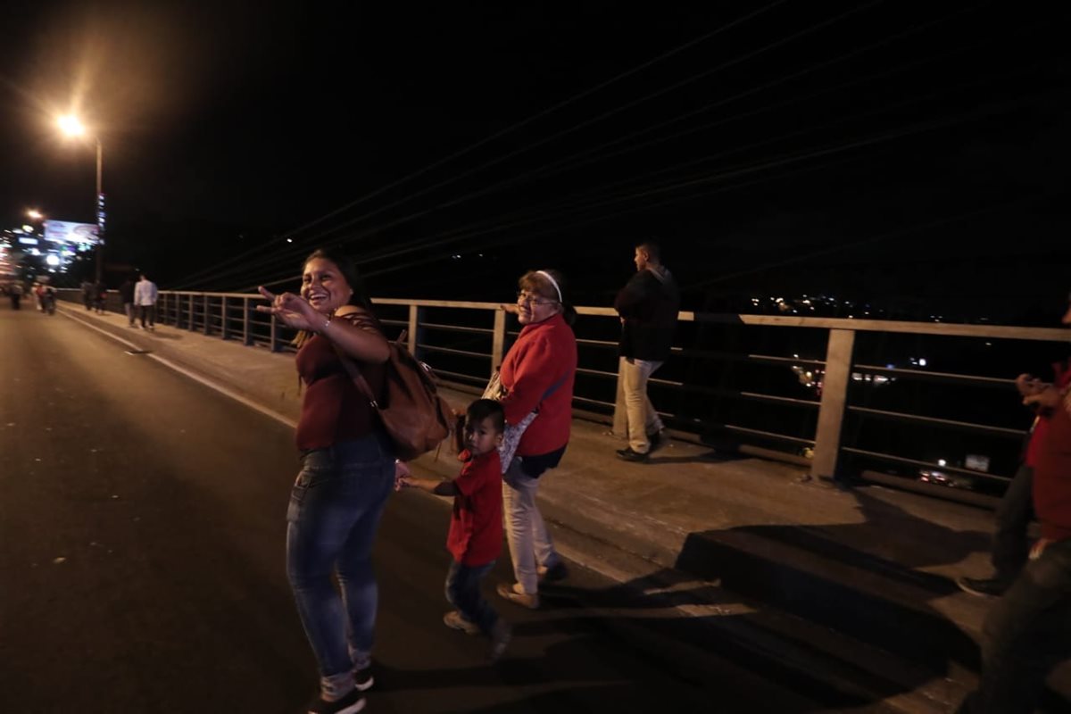 Familias también llegan a ver los trabajos en el puente. (Foto Prensa Libre: Juan Diego González)