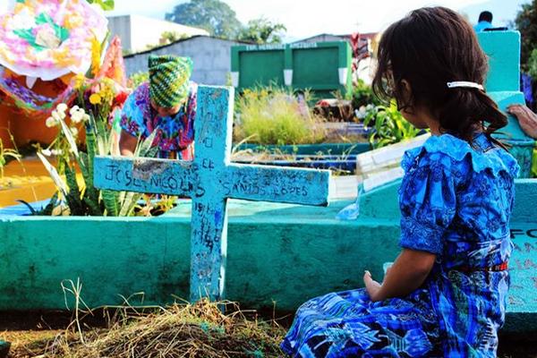 Una niña observa la tumba de uno de sus familiares en el cementerio general de Retalhuleu. (Foto Prensa Libre: Rolando Miranda)<br _mce_bogus="1"/>