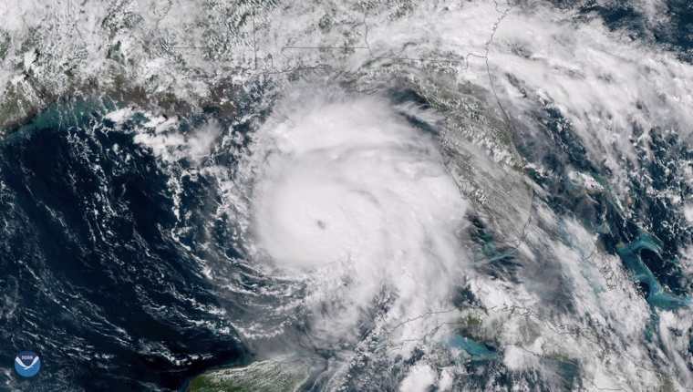 El huracán Michael, de categoría 4, se desplaza al norte-noroeste sobre el sureste del Golfo de México, con vientos máximos sostenidos de hasta 240 kilómetros por hora, con dirección al estado de Florida. (Foto Prensa Libre: EFE)