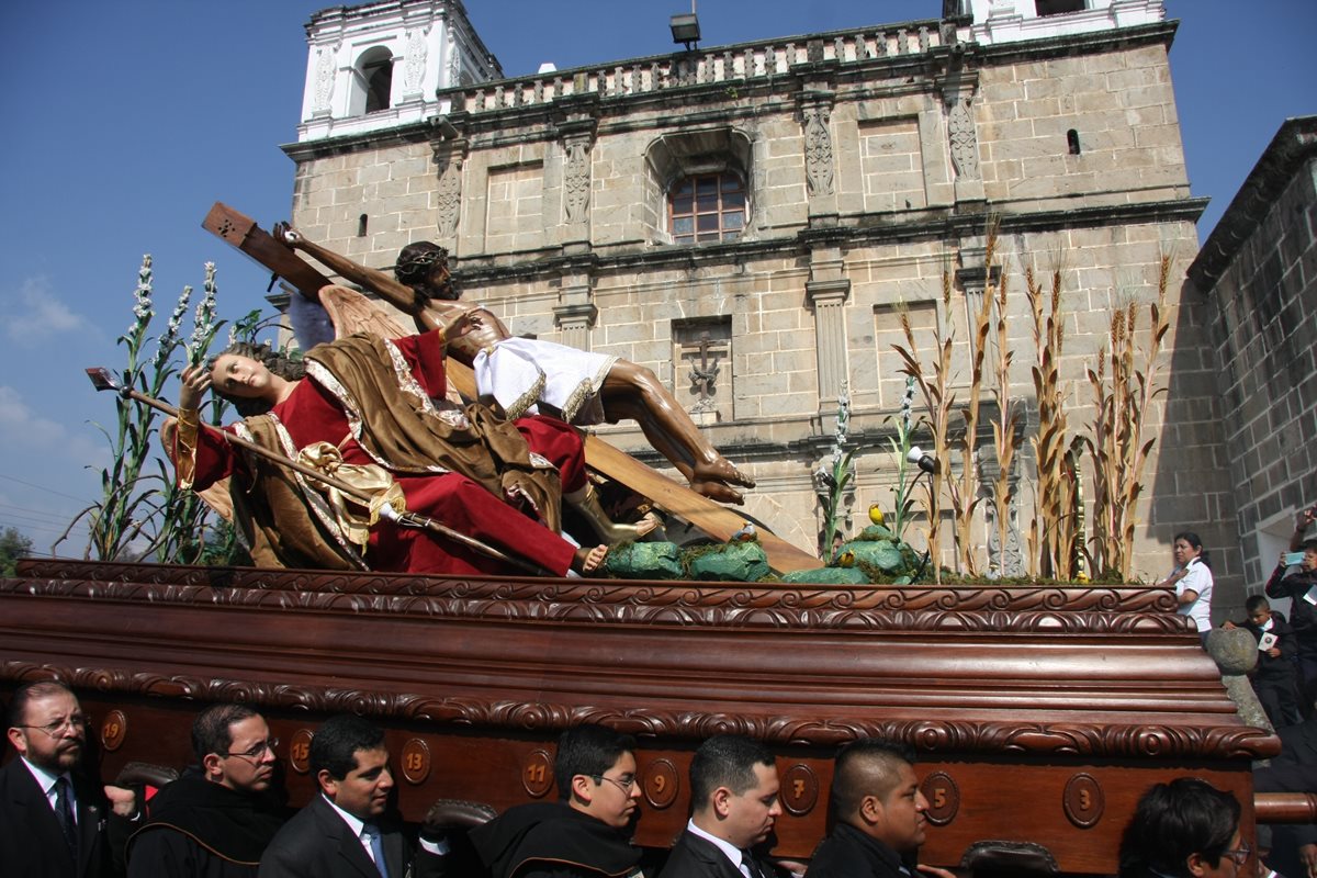 La procesión extraordinaria del Santo Cristo de Las Misericordias recorrió calles de Antigua Guatemala el sábado anterior a ramos del 2016, la cual no salía desde hace 23 años. (Foto HemerotecaPL: Renato Melgar)