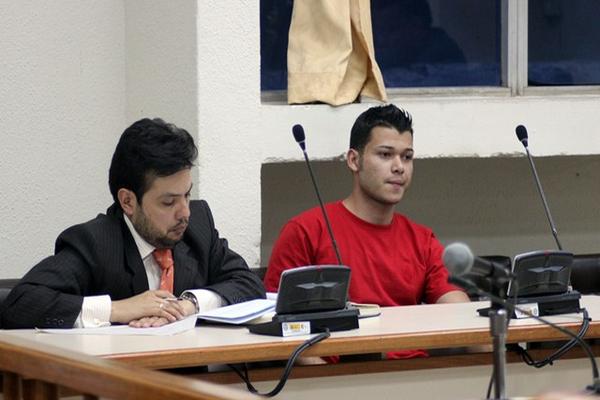 Carlos Fernando Aguilar (der), de 22 años, fue encontrado culpable. (Foto Prensa Libre: Hugo Oliva)