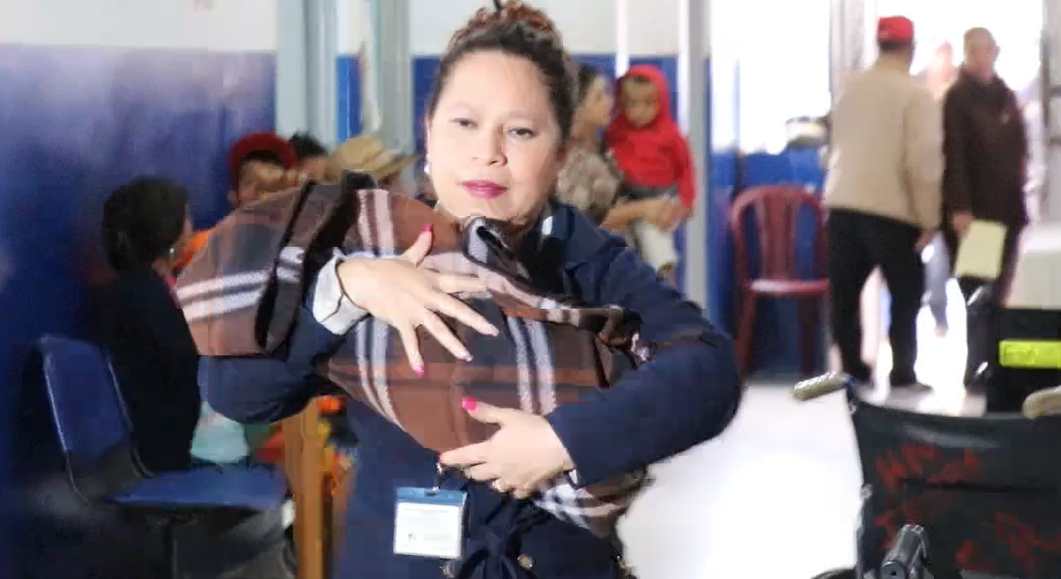 Una enfermera del hospital de Jalapa carga a la bebé luego de ser rescatada. (Foto Prensa Libre: Hugo Oliva)