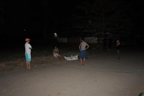 Familiares de Sony Brayan Ávila llegan al lugar donde este fue muerto a machetezos, en Masagua, Escuintla. (Foto Prensa Libre: Carlos Enrique Paredes)