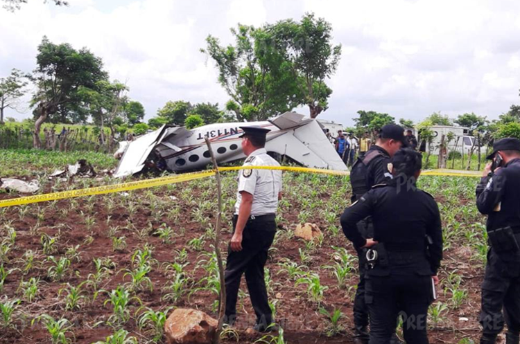 Autoridades encuentran droga en la avioneta accidentada el domingo último en Génova, la cual salió del Aeropuerto La Aurora. (Foto Prensa Libre: Hemeroteca)