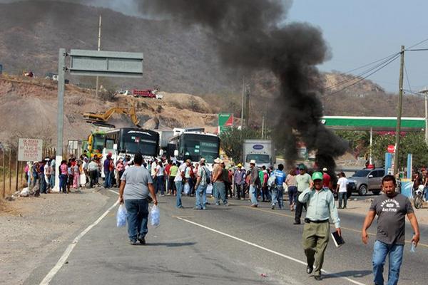 Vecinos  de El Jícaro protestan en el kilómetro 81 de la ruta al Atlántico. (Foto Prensa Libre: Hugo Oliva). <br _mce_bogus="1"/>