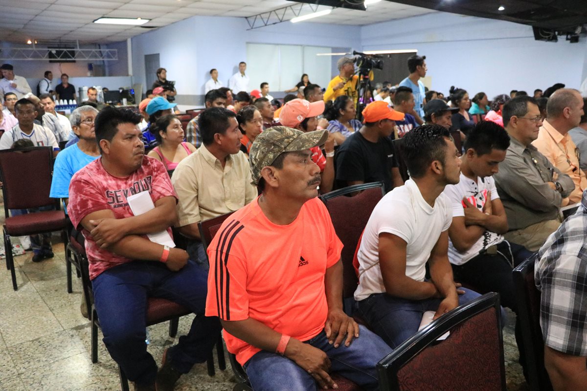 Líderes comunitarios que asistieron a la reunión aseguraron desconocer todo lo relacionado con el apoyo que les dará el Gobierno. (Foto Prensa Libre: Carlos Paredes)