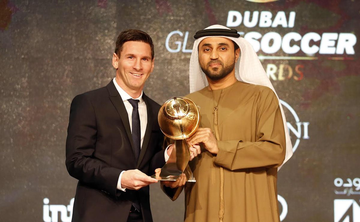 Lionel Messi recibe el trofeo que lo distingue como ganador de los Globe Socccer Awards (Foto Prensa Libre: AFP)