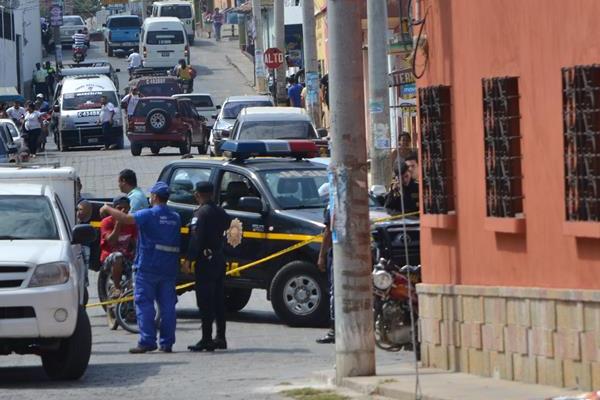 Fiscales del Ministerio Público acordonan la escena del crimen, en el barrio los Cerines, Zacapa. (Foto Prensa Libre: Víctor Gómez)