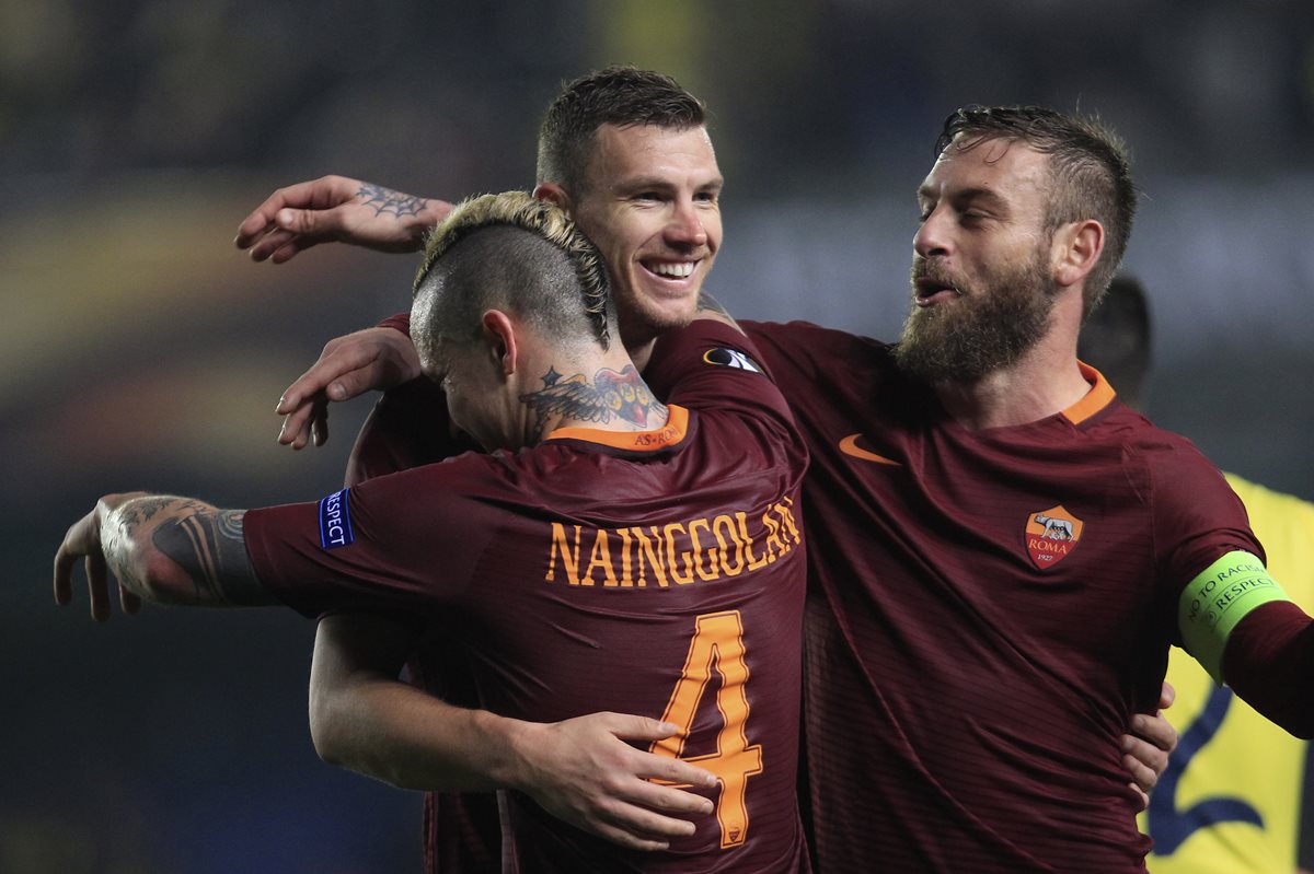 Edin Dzeko es felicitado luego de anotar triplete en la Europa League. (Foto Prensa Libre: AFP)