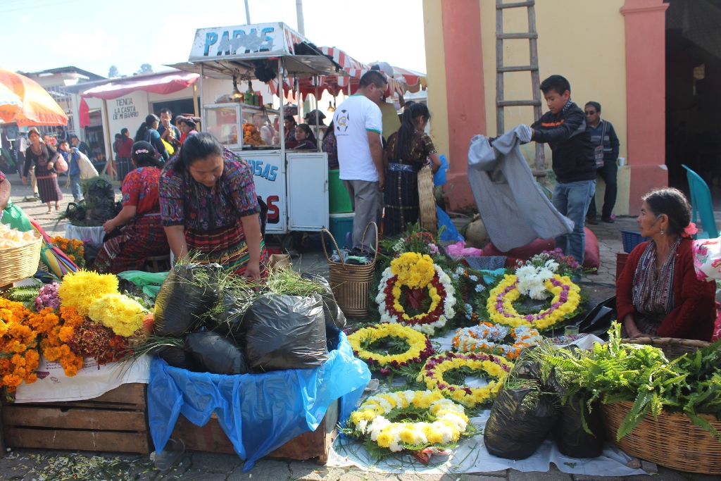 Ventas de flores en el ingreso al cementerio general de la cabecera de Sololá. (Foto Prensa Libre: Ángel Julajuj)
