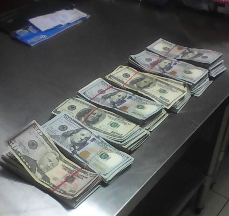 Autoridades incautaron más de US$98 mil dólares que no habían sido declarado por viajeros (Foto Prensa Libre: Cortesía PNC).