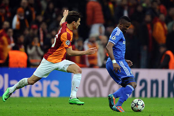 Samuel Etoo domina el balón en una acción del juego entre el Chelsea y el Galatasaray. (Foto Prensa Libre: AFP)